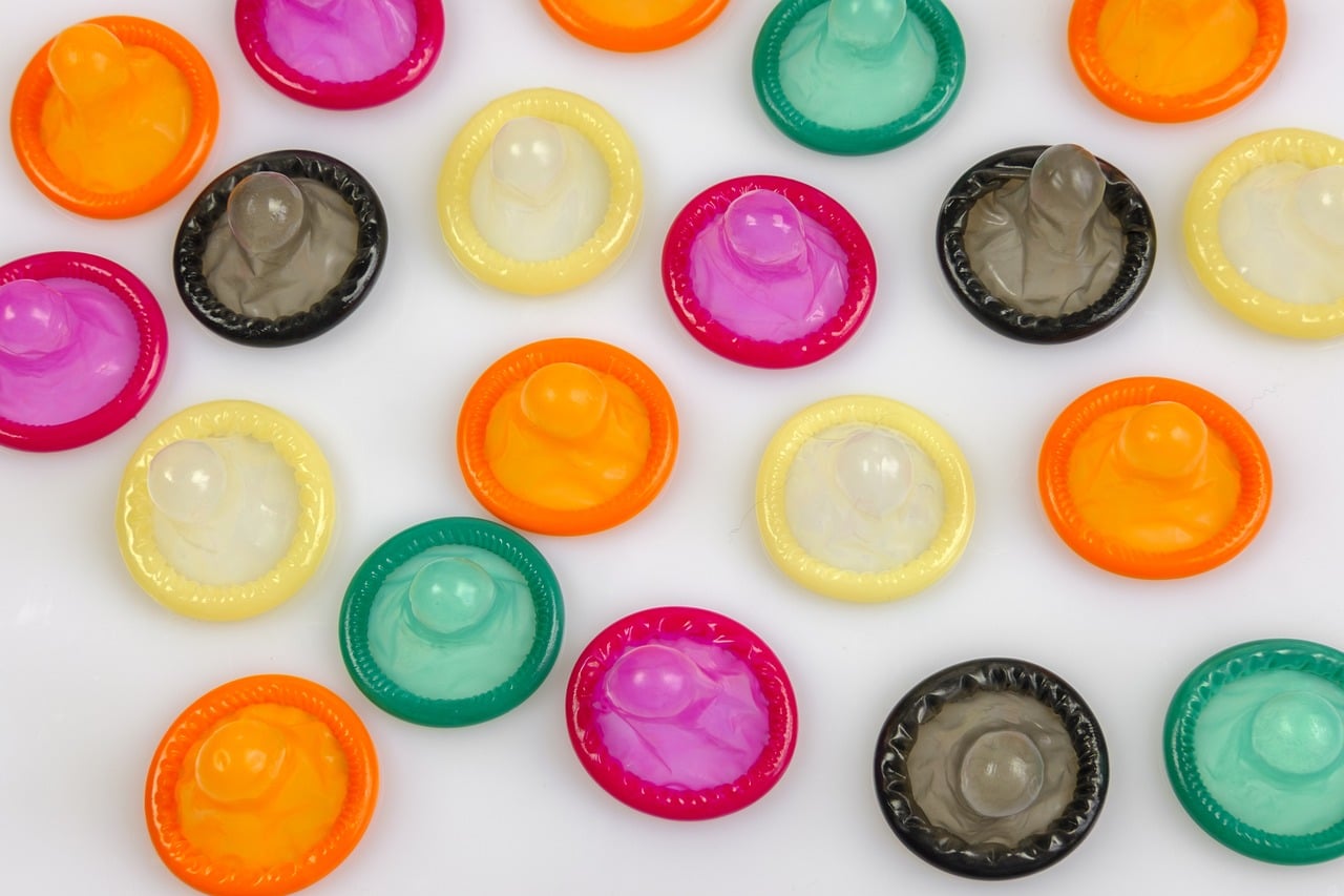 Comment mettre un préservatif masculin ?